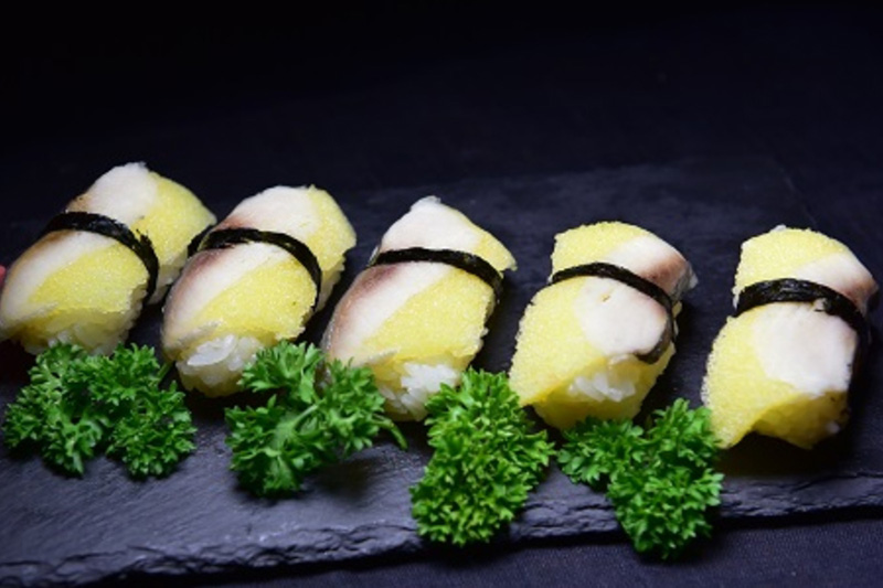 Cá trích ép trứng cuộn cơm