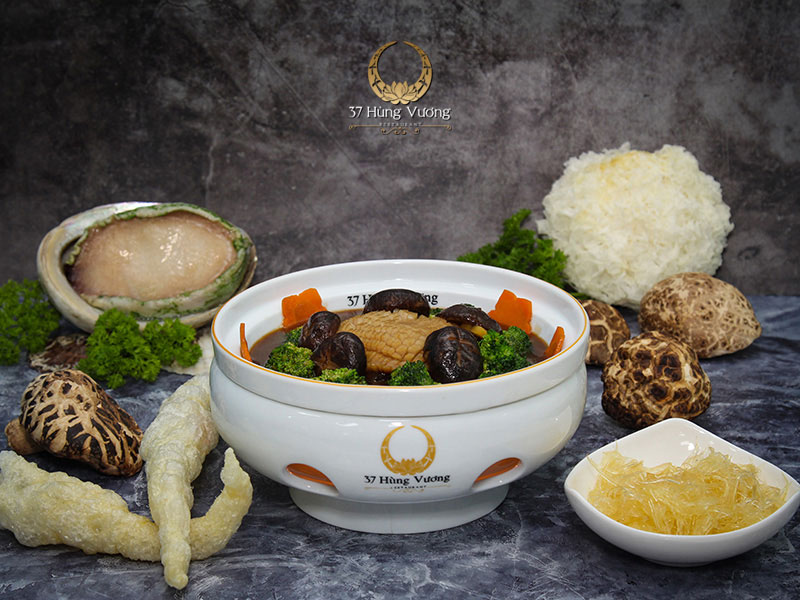 Bào ngư hầm sâm xốt dầu hào bông cải