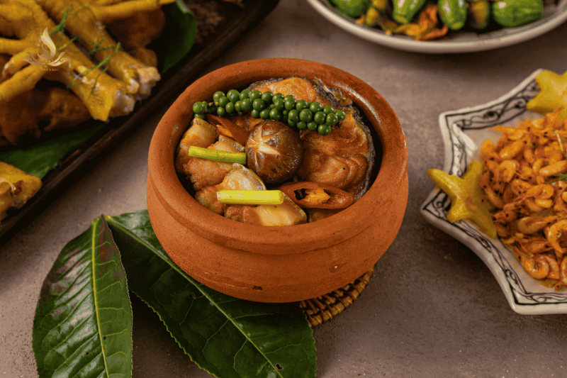 Cá lăng kho trà, cá chạch kho: Tinh hoa ẩm thực kho niêu đậm vị truyền thống