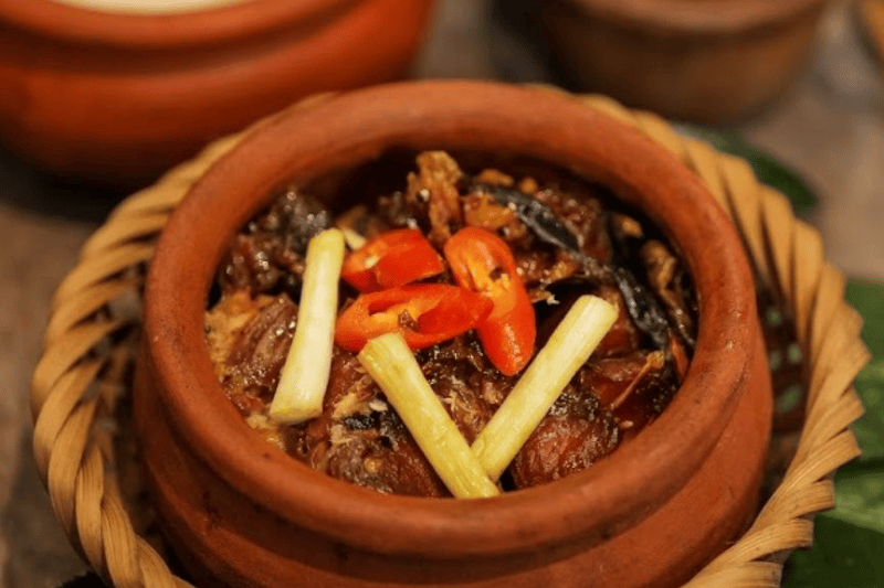 Cá lăng kho trà, cá chạch kho: Tinh hoa ẩm thực kho niêu đậm vị truyền thống