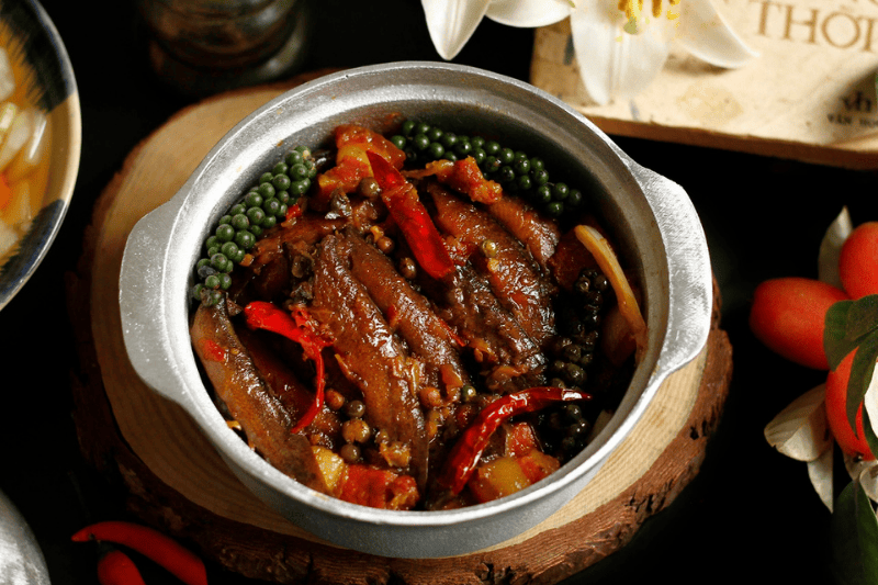 Cá lăng kho trà, cá chạch kho: Tinh hoa ẩm thực kho niêu đậm vị truyền thống