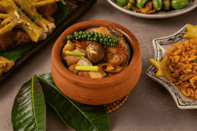 Cá lăng kho trà: Tuyệt phẩm ẩm thực đậm đà vị quê tại bếp nhà 5 Sao